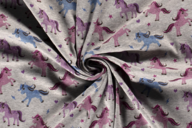 119491-fleece-stof-alpenfleece-unicorns-grijs-roze-blauw-18313-012-fleece-stof-alpenfleece-unicorns-grijs-roze-blauw-18313-012.png