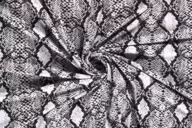 121327-tricot-stof-bedrukt-slangenprint-zwart-19249-069-tricot-stof-bedrukt-slangenprint-zwart-19249-069.webp