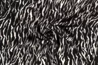 121776-crepe-georgette-stof-zebraprint-zwart-wit-19082-069-crepe-georgette-stof-zebraprint-zwart-wit-19082-069.webp