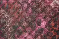 Doorgestikte stof - gestept met dierenprint - paars/aubergine - 20027-870 - Doorgestikte stof - gestept met dierenprint - paars/aubergine - 20027-870
