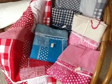 Patchwork dekentjes in alle kleuren.