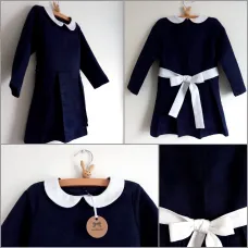 Feestjurkje donkerblauw suede met witte strik en kraagje