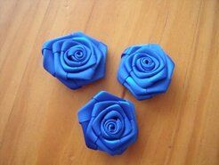 Blumen - Röschen Satin kobaltblau 3 cm.