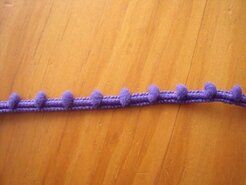 Kugelband - Mini-Pomponborte violett