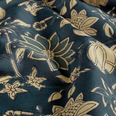-Katoen stof - batik - voile - bloemen - donkerblauw - 23346-006 - Katoen stof - batik - voile - bloemen - donkerblauw - 23346-006