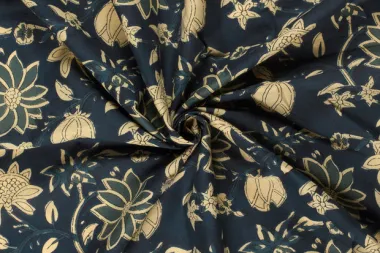 143802-katoen-stof-batik-voile-bloemen-donkerblauw-23346-006-katoen-stof-batik-voile-bloemen-donkerblauw-23346-006.jpg