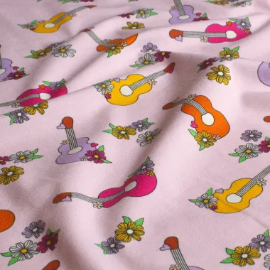 -Tricot stof - gitaren & bloemen - lichtroze - 21814-011 - Tricot stof - gitaren & bloemen - lichtroze - 21814-011