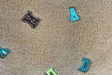 -Gebreide stof - boucle - letters geborduurd - donkerbeige - 2/47085-540 - Gebreide stof - boucle - letters geborduurd - donkerbeige - 2/47085-540