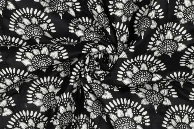 157111-gesteppter-stoff-baumwollvoile-blumen-schwarz-1960-001-gesteppter-stoff-baumwollvoile-blumen-schwarz-1960-001.jpg