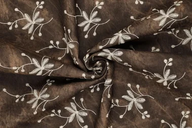 159411-embroidery-stof-antiqua-waxed-denim-bloemen-donkerbruin-23064-100-embroidery-stof-antiqua-waxed-denim-bloemen-donkerbruin-23064-100.webp