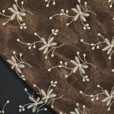-Embroidery stof - antiqua waxed denim - bloemen - donkerbruin - 23064-100 - Embroidery stof - antiqua waxed denim - bloemen - donkerbruin - 23064-100