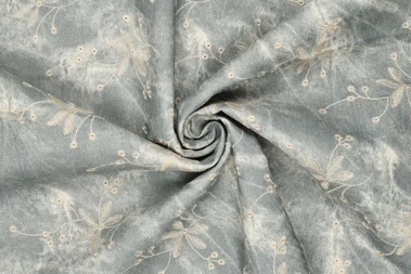 159416-embroidery-stof-antiqua-waxed-denim-bloemen-lichtblauw-23064-690-embroidery-stof-antiqua-waxed-denim-bloemen-lichtblauw-23064-690.webp
