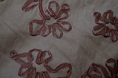 Ribcord und Velvet - R7 Rippe fein bestickt Girlande beige