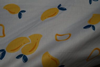 Donkergroene stoffen - Katoen stof - peren off-white/geel/donkergroen - LB25