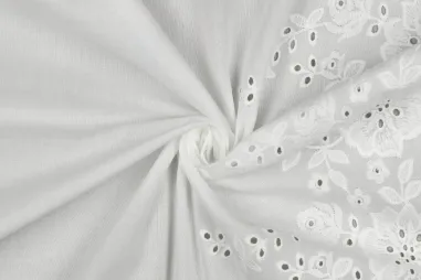 Laagjes kleding stoffen - Emboidery stof - 1-zijdig geschulpt - wit - 9634-001