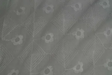 Broderie en Embroidery stoffen - Broderie ruit en bloem wit nr 4